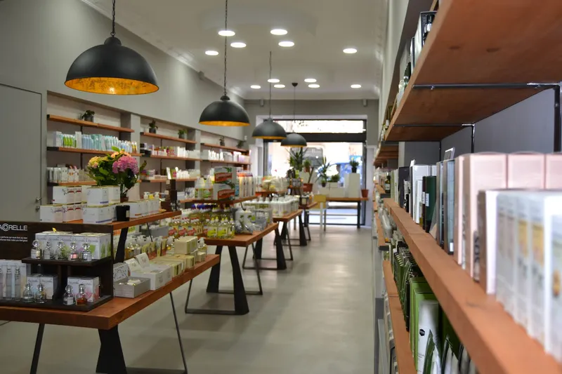 Interior de tienda naturista Adonia - Cosmética Natural & Ecológica - Adonia natur en Barcelona