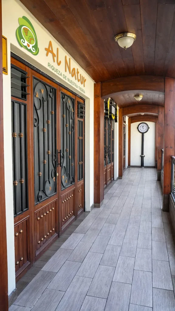 Interior de tienda naturista Al Natur en Quetzaltenango