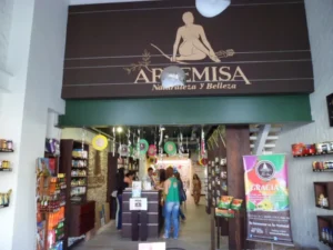 Interior de tienda naturista Artemisa Roosevelt en Cali