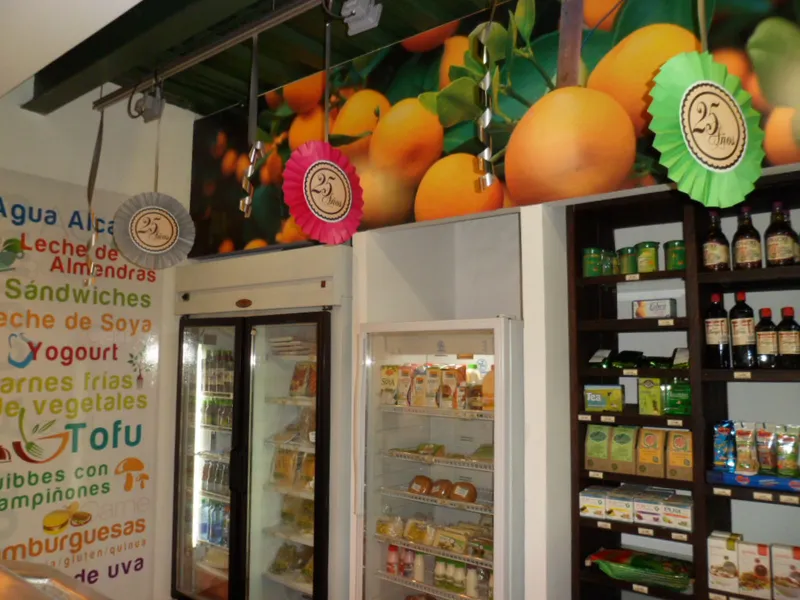 Interior de tienda naturista Artemisa Roosevelt en Cali