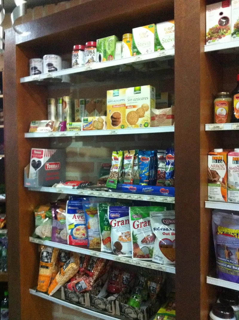 Interior de tienda naturista Artemisa Roosevelt en Cali