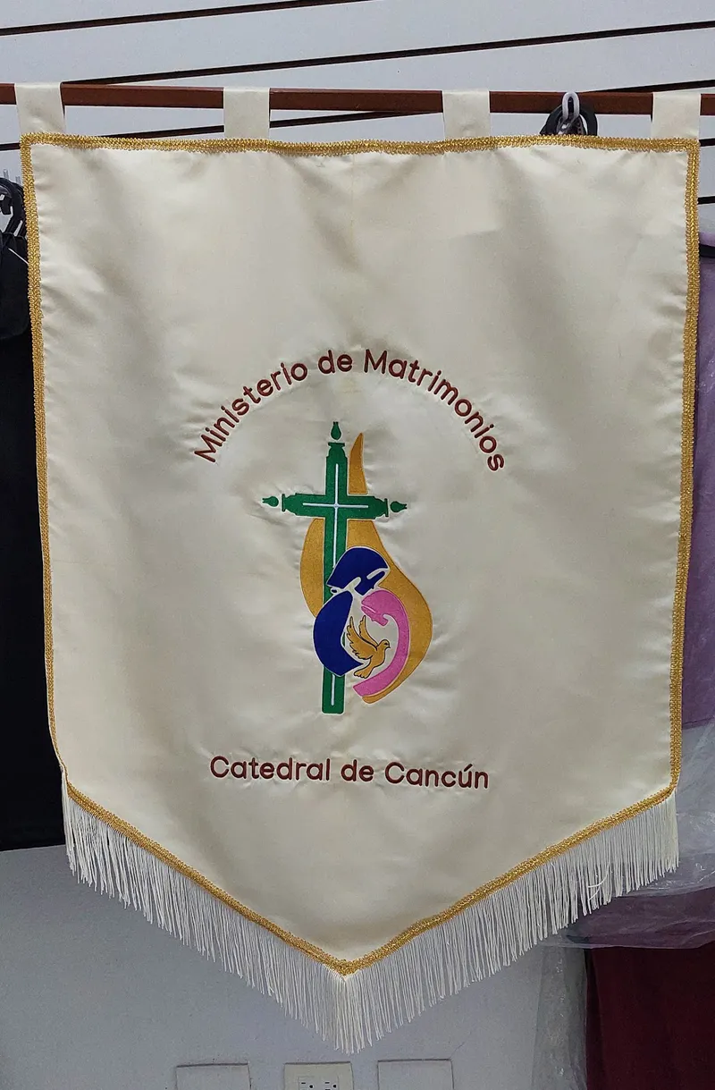 Interior de tienda naturista Bordados Garcia Cancun en Cancún