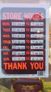 Interior de tienda naturista Botanica La Guadalupana en Chicago