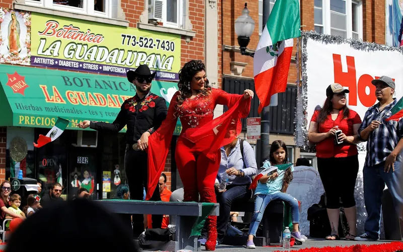 Interior de tienda naturista Botanica La Guadalupana en Chicago