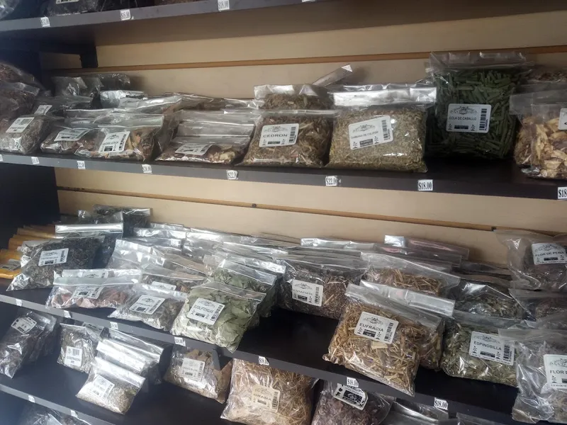 Interior de tienda naturista BOTICA DE LA TRINIDAD en Guadalajara