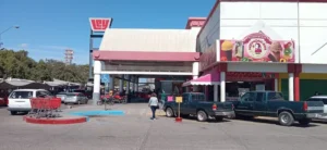 Interior de tienda naturista Casa Ley en Ciudad Obregón