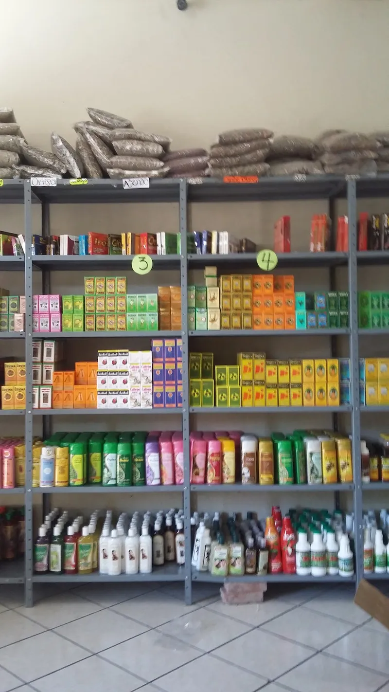 Interior de tienda naturista Centro Botánico Azteca en Saltillo