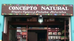 Interior de tienda naturista Concepto Natural SuperFoods en Uruapan
