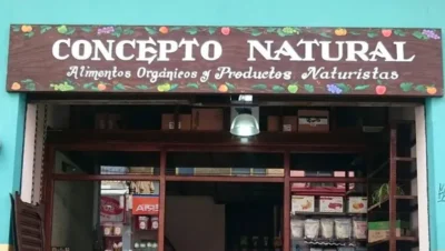 Interior de tienda naturista Concepto Natural SuperFoods en Uruapan