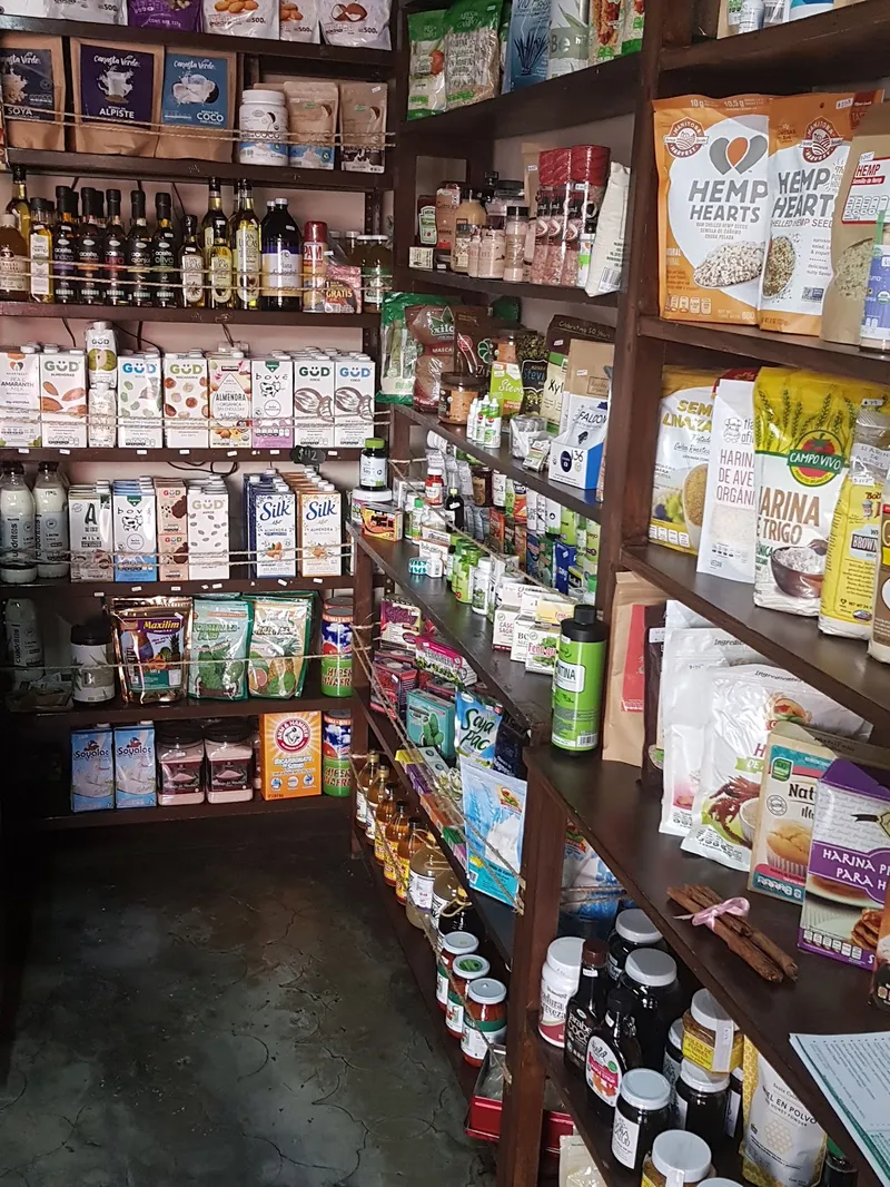 Interior de tienda naturista Concepto Natural SuperFoods en Uruapan