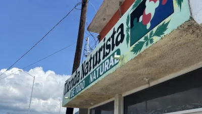 Interior de tienda naturista De Todo Natural en Cabo San Lucas