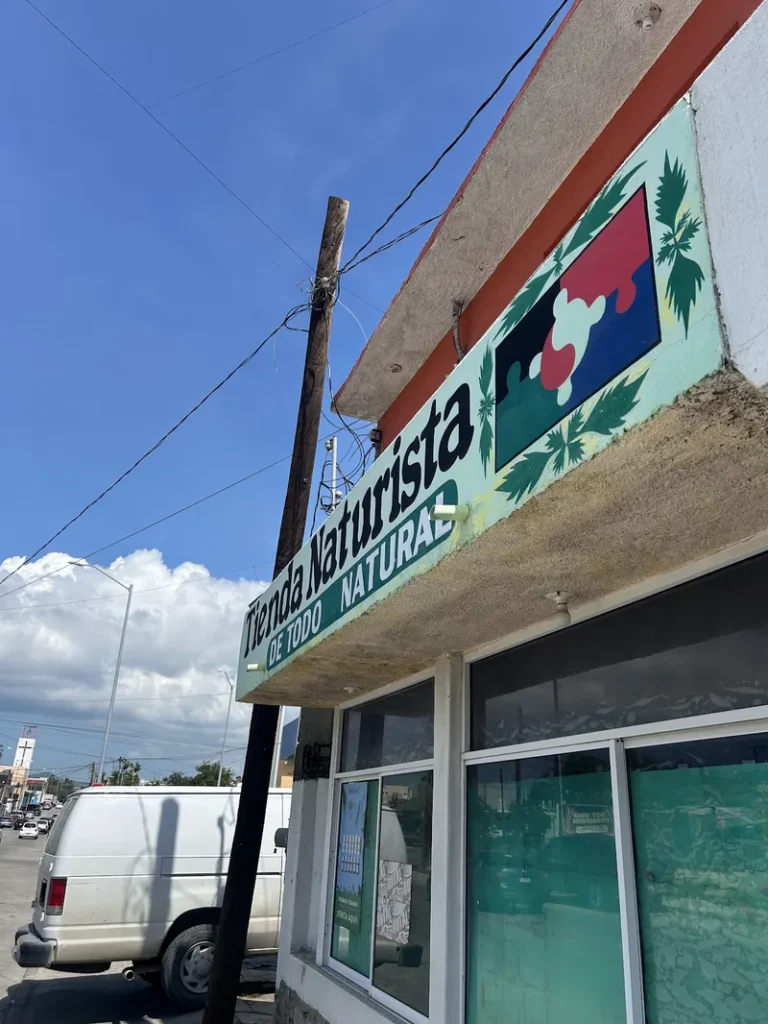 Interior de tienda naturista De Todo Natural en Cabo San Lucas