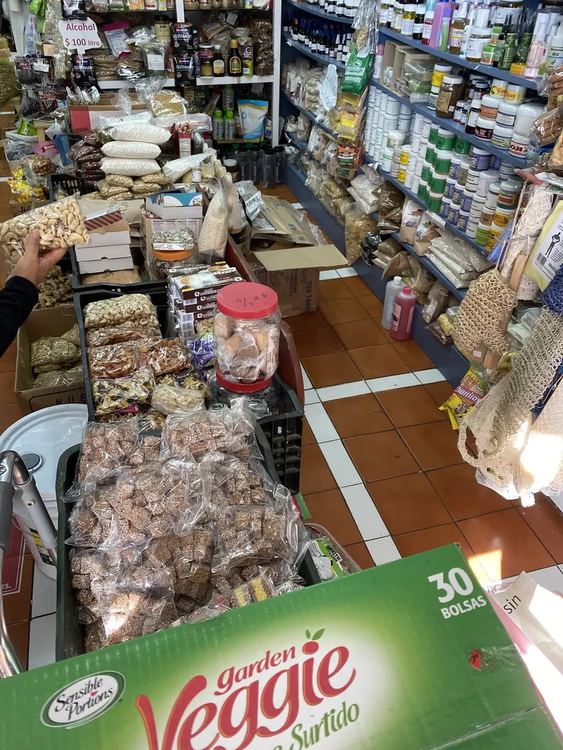 Interior de tienda naturista Delfínatura en San Francisco Coaxusco