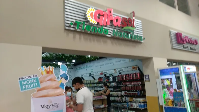 Interior de tienda naturista El Girasol Natural Market en Guadalupe
