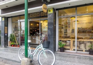 Interior de tienda naturista El Granero de Lima en Lince