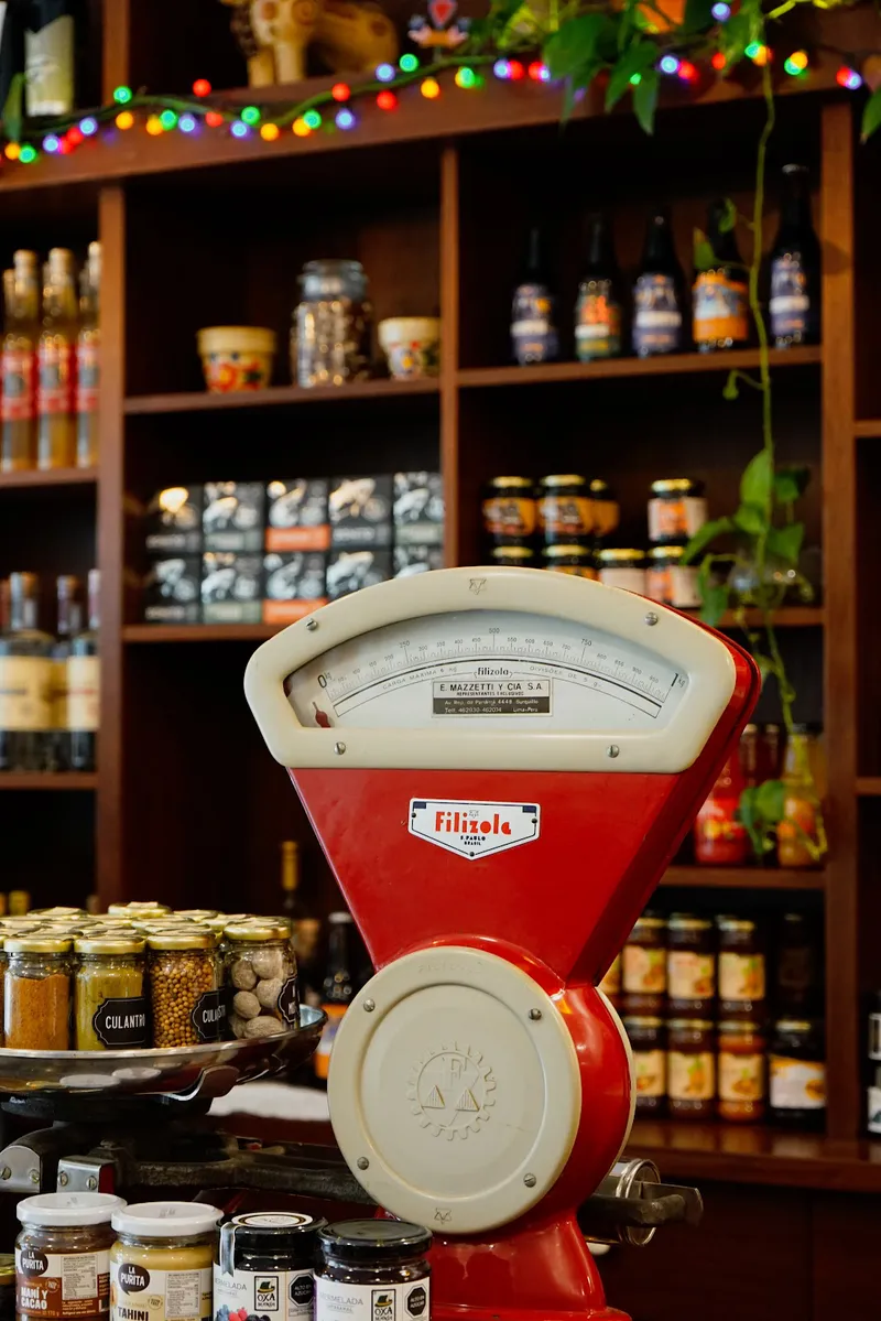 Interior de tienda naturista El Granero de Lima en Lince