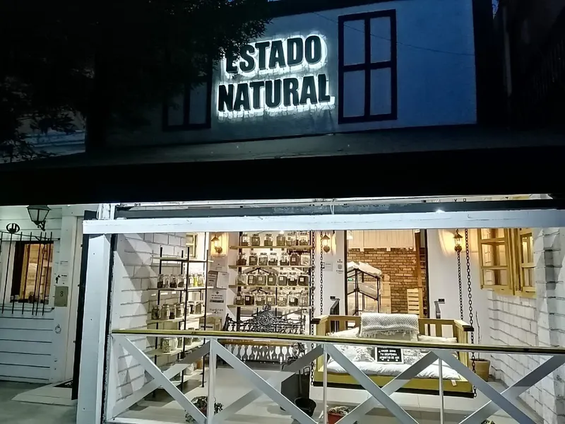 Interior de tienda naturista Estado Natural en Naucalpan de Juárez