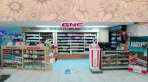 Interior de tienda naturista GNC Montblanc en City