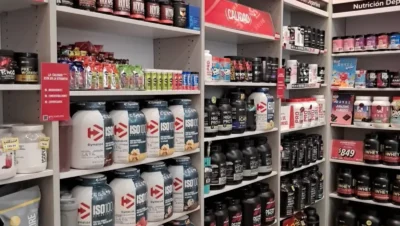 Interior de tienda naturista GNC Plaza Patriotismo en Ciudad de México