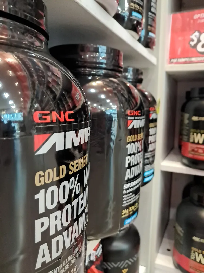 Interior de tienda naturista GNC Plaza Patriotismo en Ciudad de México