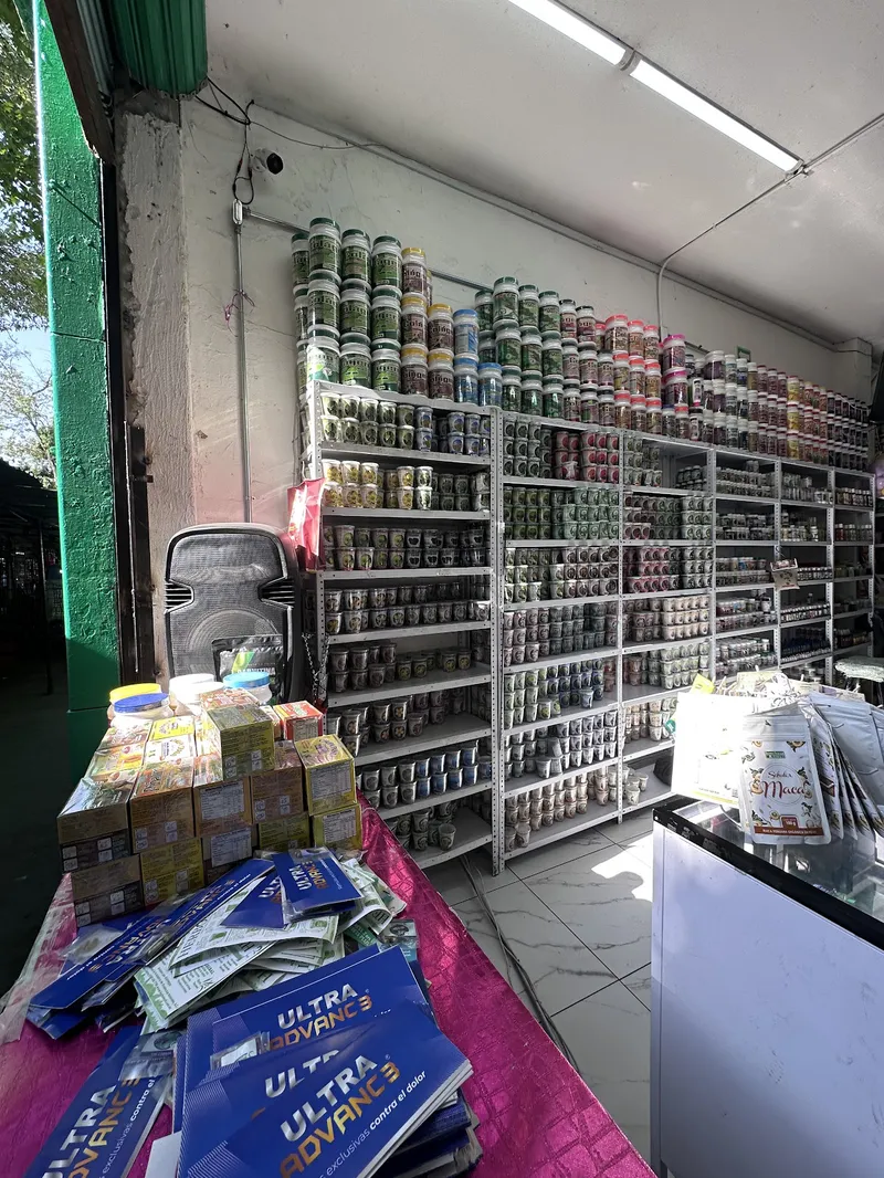 Interior de tienda naturista Herbomedi en Ciudad de México