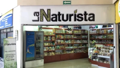 Interior de tienda naturista La Naturista en Ciudad de México
