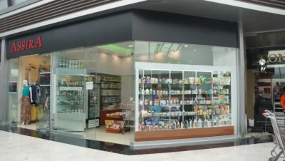 Interior de tienda naturista La Naturista en México