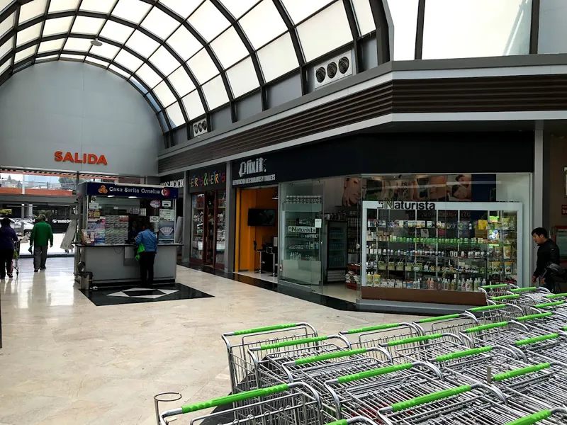 Interior de tienda naturista La Naturista en México