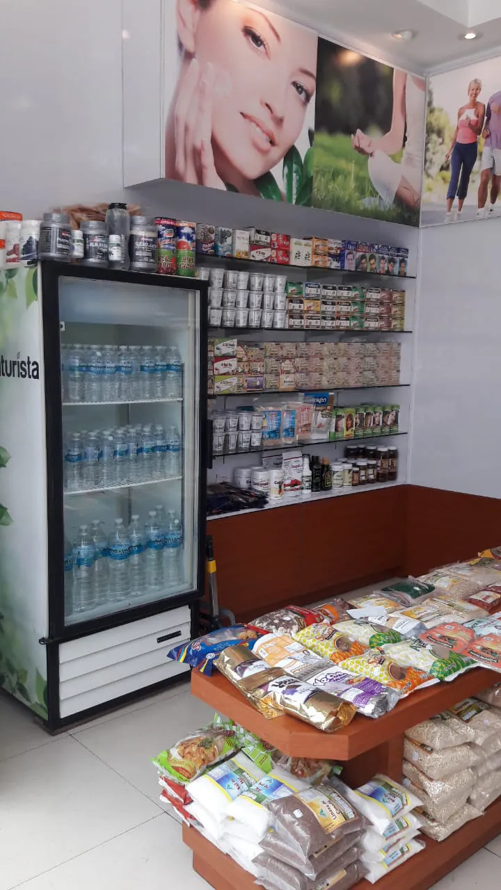 Interior de tienda naturista La Naturista en México