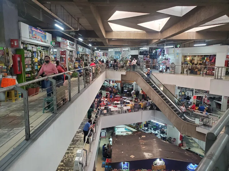 Interior de tienda naturista Mercado Corona en Guadalajara