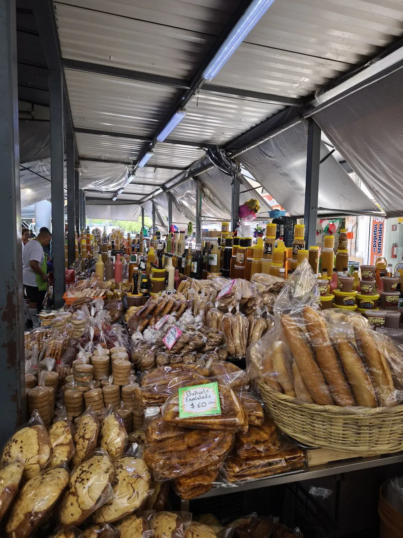 Interior de tienda naturista Mercado Corona en Guadalajara