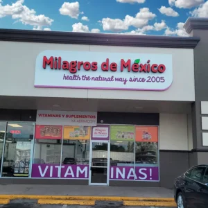 Interior de tienda naturista Milagros de Mexico en Houston