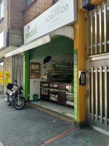 Interior de tienda naturista MOLI LA AMERICA en Medellín