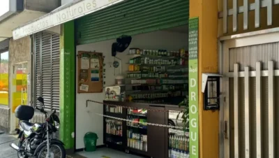 Interior de tienda naturista MOLI LA AMERICA en Medellín