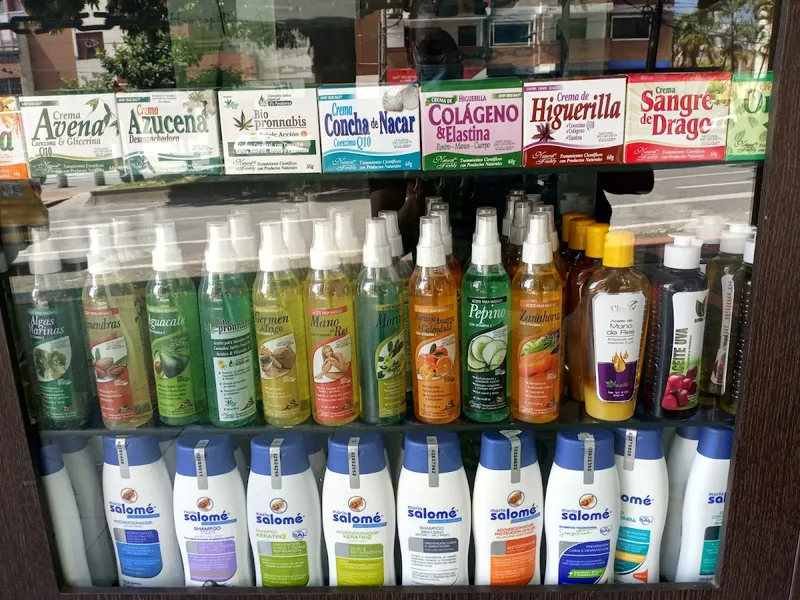 Interior de tienda naturista MOLI LA AMERICA en Medellín