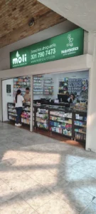 Interior de tienda naturista MOLI POBLADO en Medellín