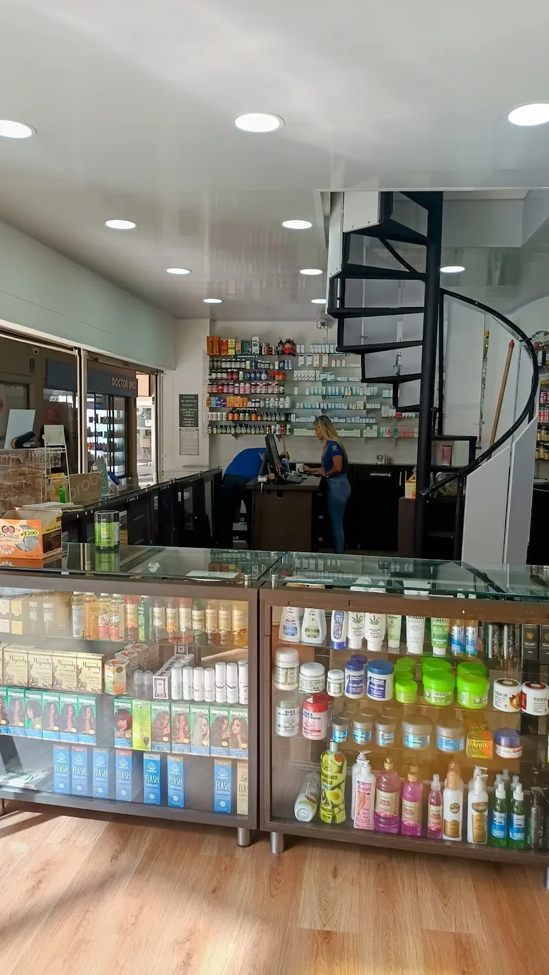 Interior de tienda naturista MOLI POBLADO en Medellín