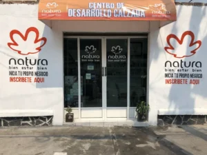 Interior de tienda naturista Natura Cosméticos Calzada. en Ciudad de México