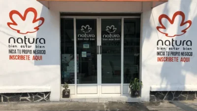 Interior de tienda naturista Natura Cosméticos Calzada. en Ciudad de México