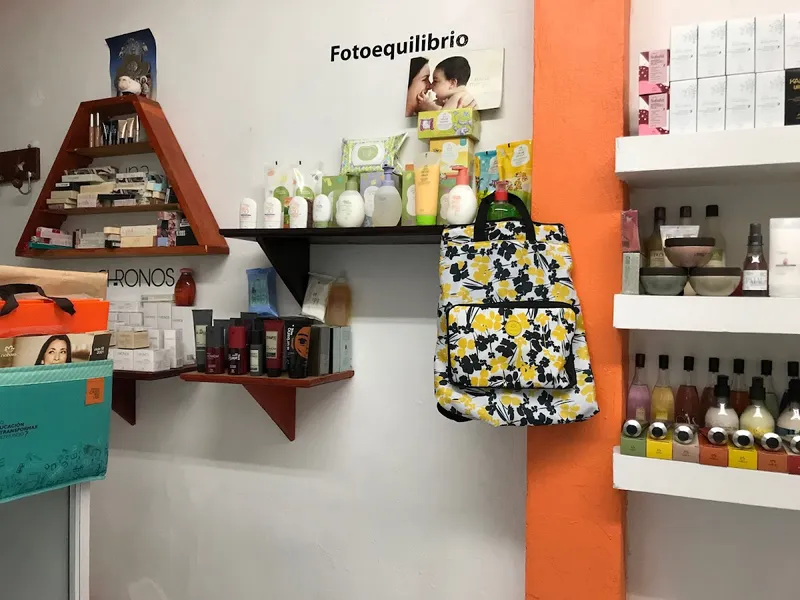 Interior de tienda naturista Natura Cosméticos Calzada. en Ciudad de México