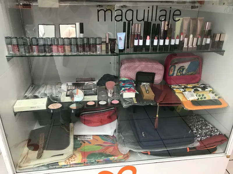 Interior de tienda naturista Natura Cosméticos Calzada. en Ciudad de México