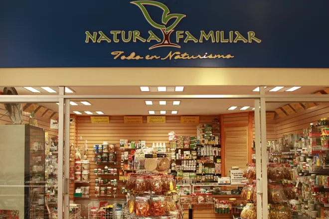 Interior de tienda naturista Natura Familiar Soriana Miramontes en Ciudad de México