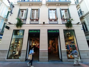 Interior de tienda naturista Natura en Málaga