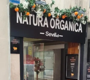 Interior de tienda naturista Natura Orgánica Sevilla Bitter Orange Cosmetics en Sevilla