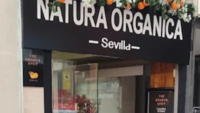 Interior de tienda naturista Natura Orgánica Sevilla Bitter Orange Cosmetics en Sevilla