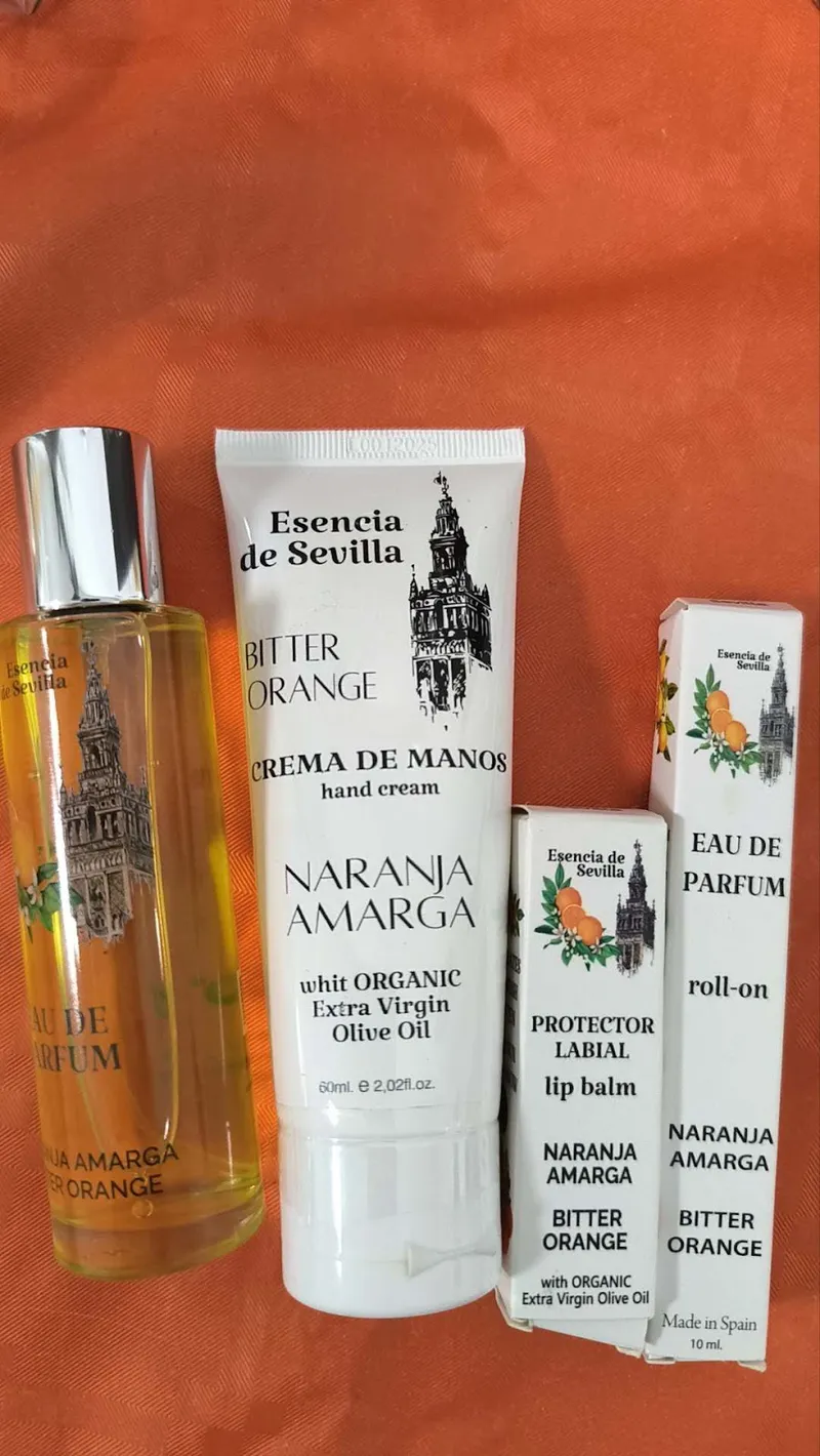 Interior de tienda naturista Natura Orgánica Sevilla Bitter Orange Cosmetics en Sevilla