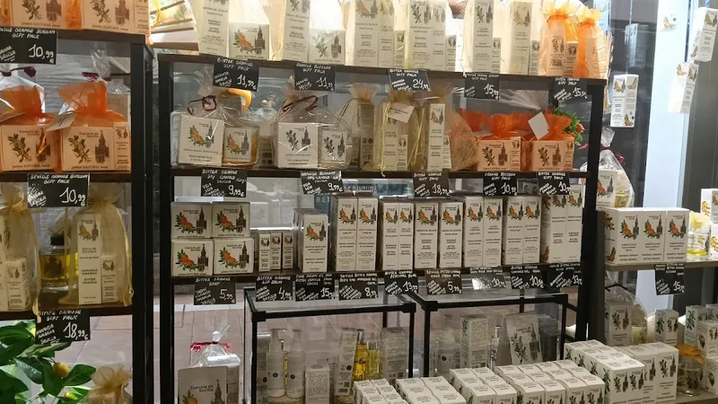 Interior de tienda naturista Natura Orgánica Sevilla Bitter Orange Cosmetics en Sevilla