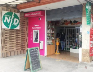 Interior de tienda naturista NATURAL DAY en Sangolquí