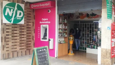 Interior de tienda naturista NATURAL DAY en Sangolquí