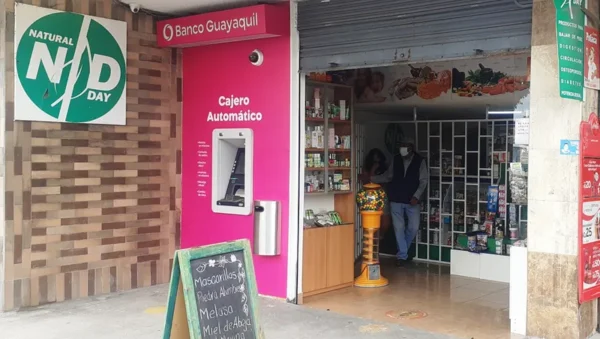 Interior de tienda naturista NATURAL DAY en Sangolquí